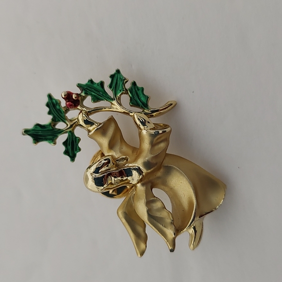 Vintage Gold Angle with Holly or Wreath Tac Pin - Picture 3 of 7